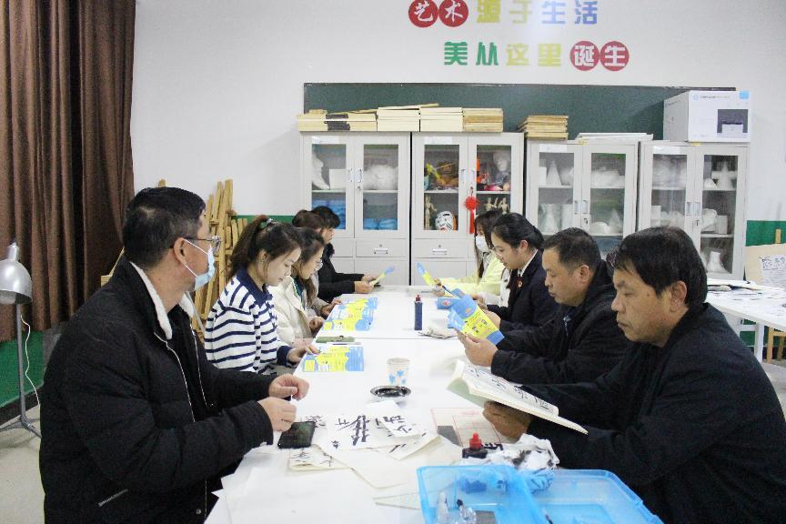 河北省臨西縣人民檢察院未檢檢察官在臨西縣第二小學(xué)為家長(zhǎng)講解家庭教育促進(jìn)法。 孫國(guó)月攝