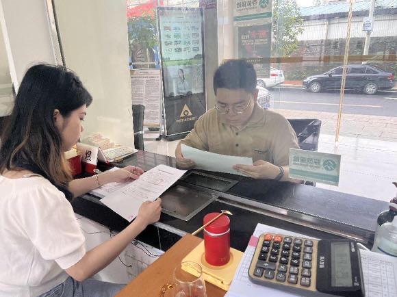 選派對象正在給客戶介紹銀行產(chǎn)品。農(nóng)發(fā)銀行攸縣支行供圖