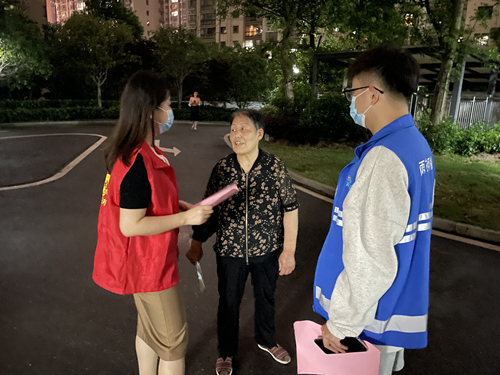 工作人員在小區(qū)進(jìn)行宣傳。受訪單位供圖