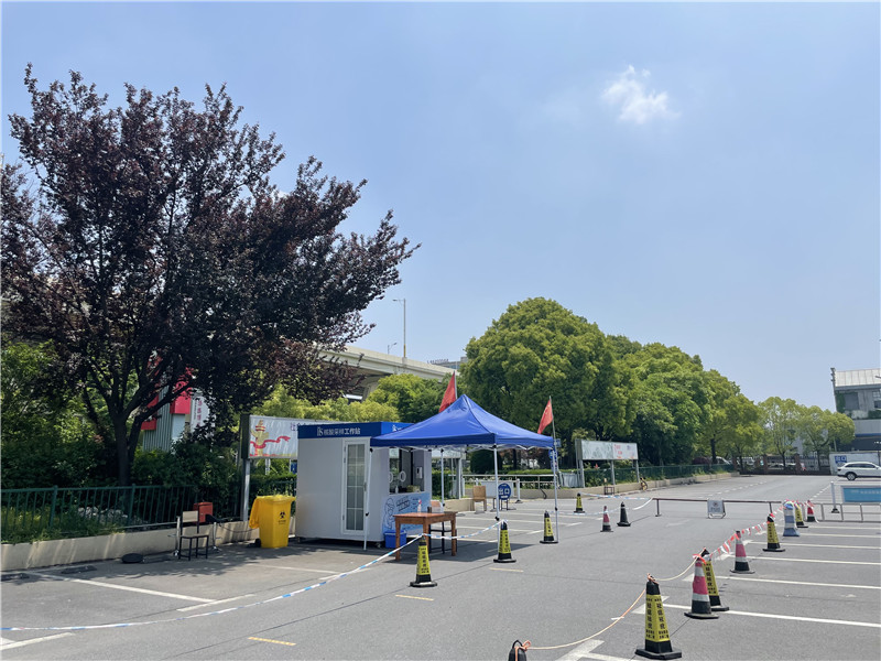 常態(tài)化“核酸采樣工作站”亮相上海街頭。龔昱攝