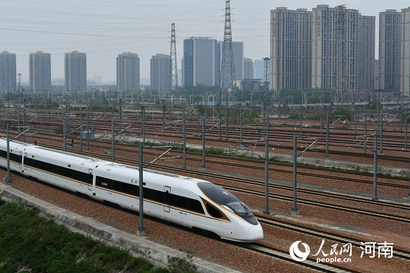 列車駛出站臺(tái)。人民網(wǎng) 霍亞平攝