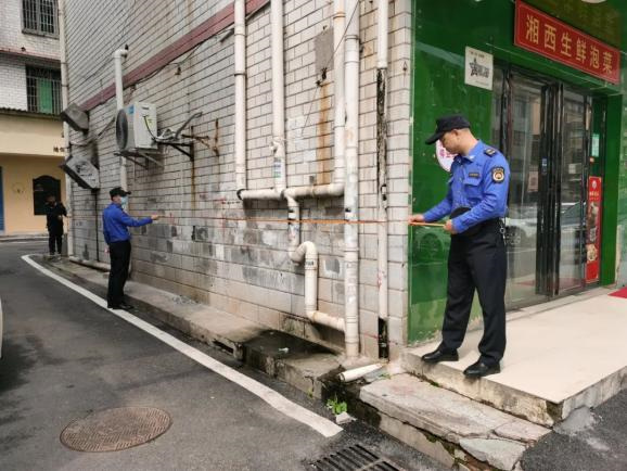 聯(lián)合執(zhí)法小組進行房屋入戶調(diào)查丈量。單位供圖
