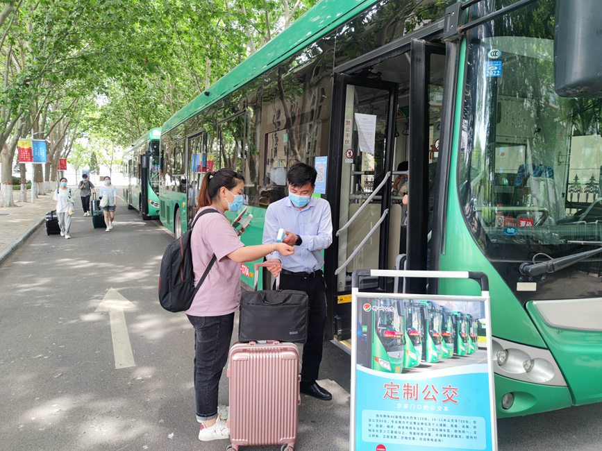 公交車從校園宿舍樓下出發(fā)，直達鄭州火車站和鄭州東站。崔晨攝