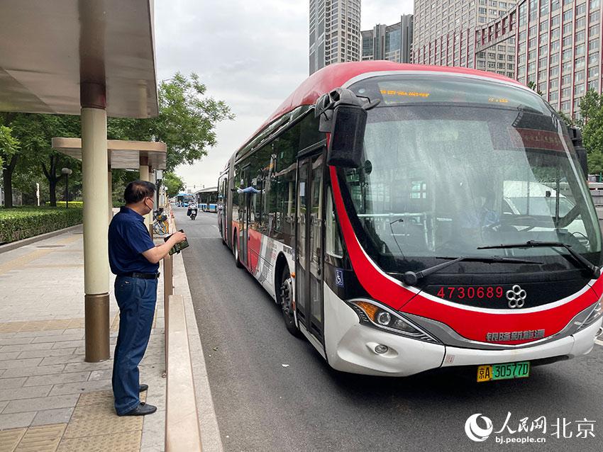 北京1路公交車駛進八王墳西站，此前各路公交經(jīng)過該站時均甩站通過，今起該站回復(fù)正常上下客。人民網(wǎng) 尹星云攝