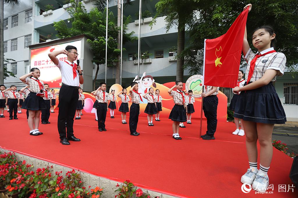 5月31日，在廣西壯族自治區(qū)南寧市民主路小學(xué)，學(xué)校大隊(duì)輔導(dǎo)員帶領(lǐng)少先隊(duì)員呼號(hào)。人民網(wǎng)記者 嚴(yán)立政攝