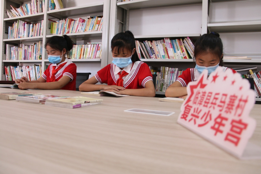 河北省臨漳縣柏鶴集鄉(xiāng)兵馬寨村復(fù)興少年宮，孩子們在閱覽室讀書。 申志好攝