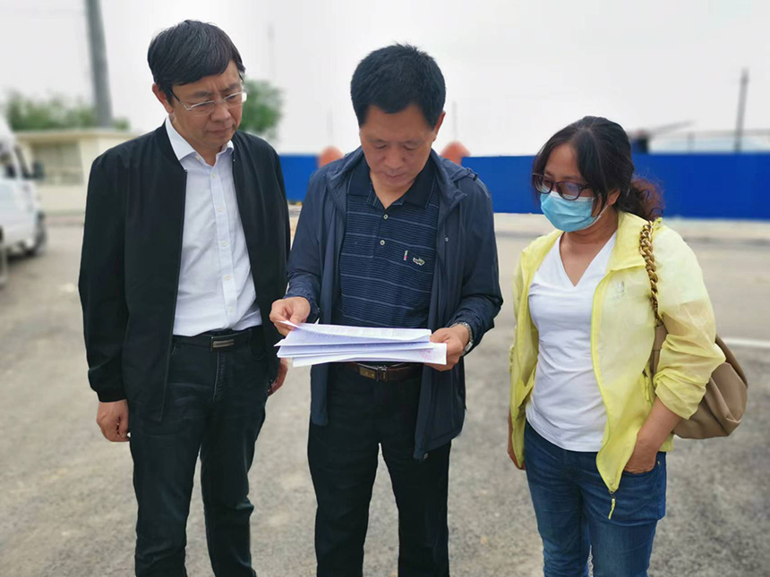 國情調(diào)查核查組專家對司家營鐵礦生產(chǎn)臺賬等進行檢查。袁海波攝