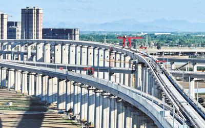 6月7日，工人在唐山市高新技術(shù)開發(fā)區(qū)境內(nèi)的京唐城際鐵路建設(shè)工地施工（無(wú)人機(jī)照片）。 新華社記者 楊世堯攝