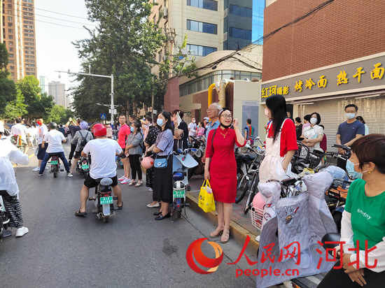 石家莊外國語學?？键c外送考的家長。人民網(wǎng) 祝龍超攝
