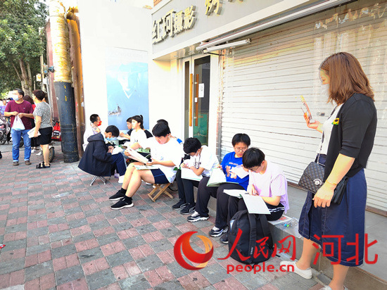臨進考場，考生抓緊時間再復習一下。人民網(wǎng) 祝龍超攝