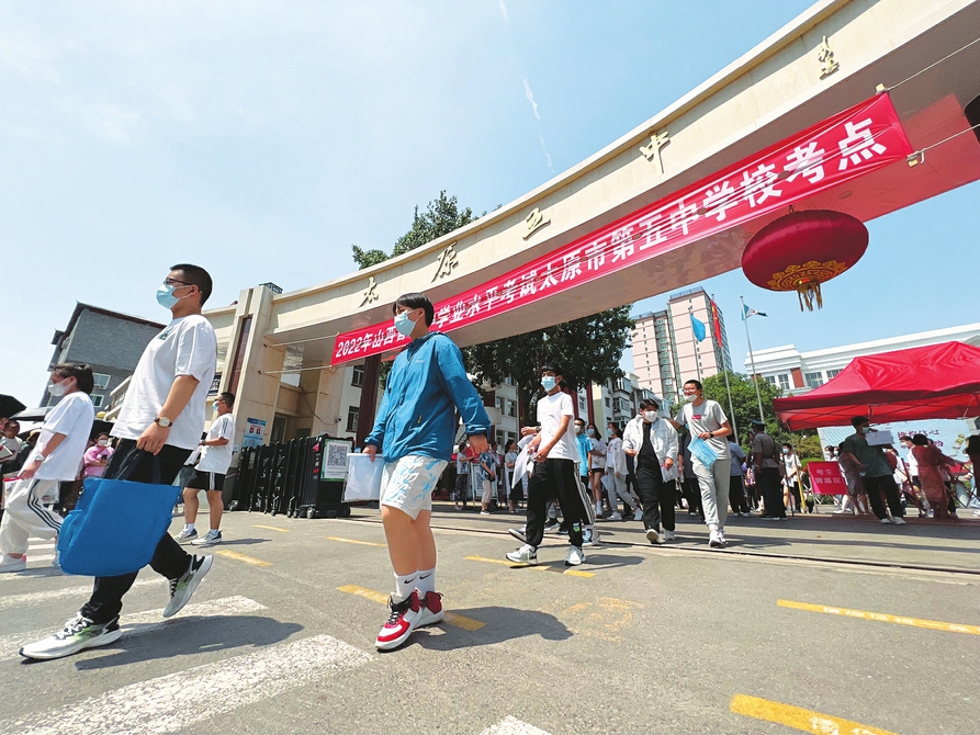 六月二十日，中考太原五中考點，完成首門考試的考生滿懷信心走出考場。記者李兆民攝