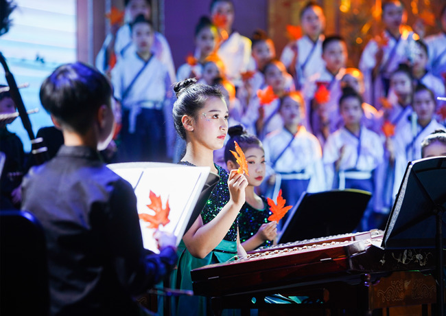 樂團(tuán)在臺(tái)上演出。單位供圖