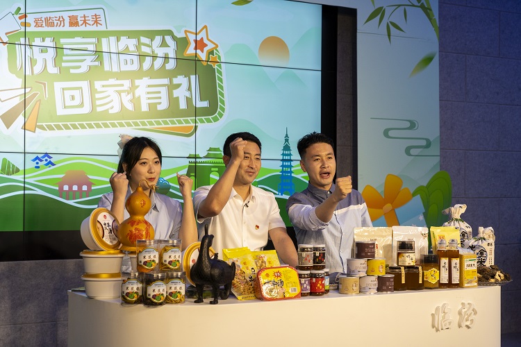 6月3日下午，在臨汾原產地商品體驗店，曲沃縣副縣長樊奇選對當地的農特產品、旅游景點進行了推介代言。鄭遠飛攝