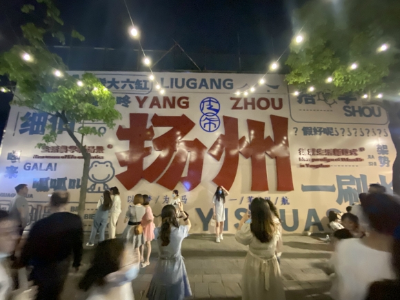 古運河畔的皮市街充滿市井氣息。 人民網(wǎng) 張玉峰攝