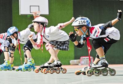 6月23日，邯鄲市邯山區(qū)實驗小學的學生在練習輪滑。 當日是國際奧林匹克日，該小學開展了“我運動、我健康、我快樂”為主題的體育活動，通過足球、籃球、武術、輪滑、擊劍等運動，讓學生們享受運動健身的快樂，感受運動的魅力。 河北日報通訊員 郝群英攝