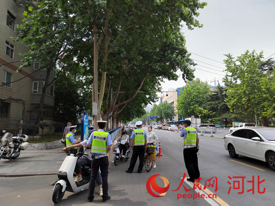 石家莊交警在查處非機動車違章。人民網(wǎng)祝龍超攝