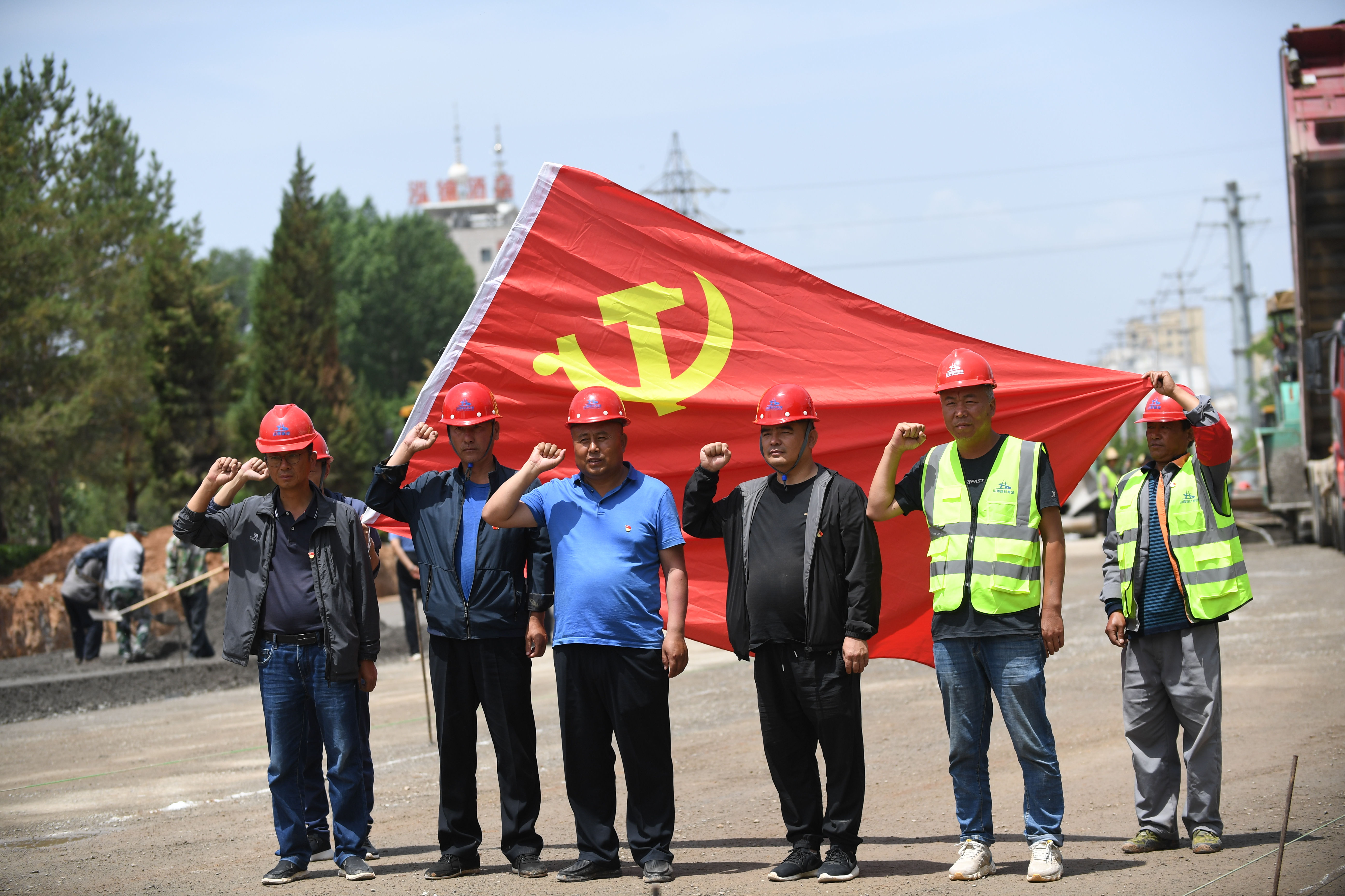 路橋工人在黨旗下宣誓。圖片由路橋公司提供