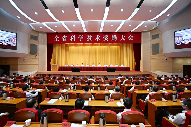 圖為江蘇省科學(xué)技術(shù)獎(jiǎng)勵(lì)大會(huì)現(xiàn)場(chǎng)。吳勝攝
