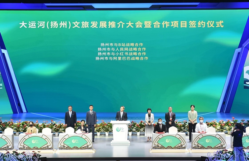 揚州市副市長劉流與人民網(wǎng)股份有限公司江蘇分公司總經(jīng)理汪崢嶸作為代表分別簽署了戰(zhàn)略合作協(xié)議。文斌攝