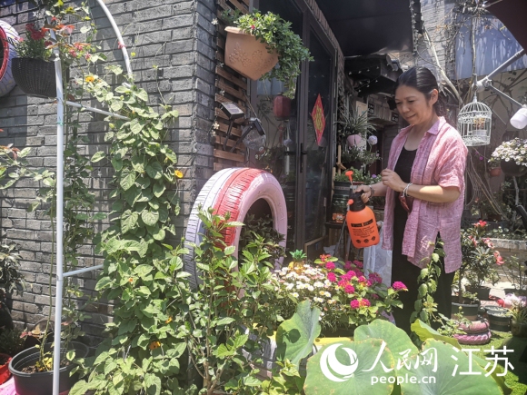 原在上海工作的袁荔退休后重回?fù)P州古城生活。 人民網(wǎng) 張玉峰攝