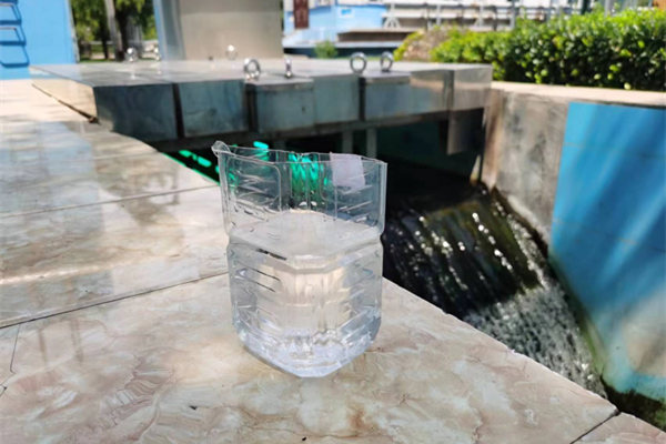 在邯鄲市雞澤縣藍(lán)天污水處理廠，污水經(jīng)過(guò)處理后清澈透明。鄭佳欣攝