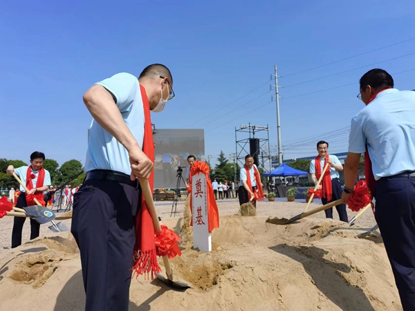 作為今年荷花節(jié)“開場秀”，理士新能源智造園區(qū)項目正式開工。人民網(wǎng) 馬曉波攝