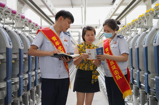 國家稅務(wù)總局常德市西洞庭西湖管理區(qū)稅務(wù)局成立青年黨員突擊隊(duì)，走進(jìn)常德銀駿紡織有限公司等企業(yè)送政策、問需求、解難題。受訪單位供圖