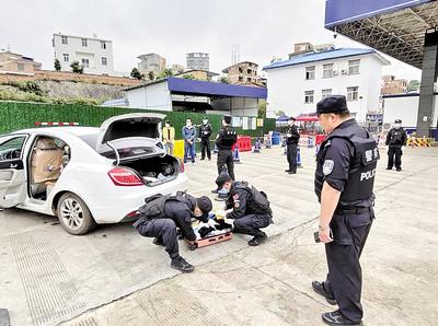 圖為民警對(duì)重點(diǎn)車輛是否攜帶毒品進(jìn)行檢查。省禁毒委供圖