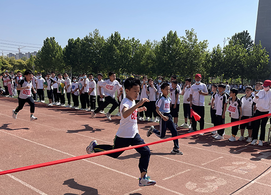河北省威縣第四小學(xué)學(xué)生組織短跑比賽。 趙國華攝