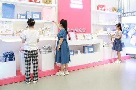 多樣的高陽紡織產(chǎn)品吸引大家關(guān)注。班靜怡攝