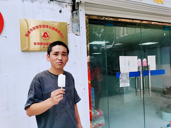 2過路司機在驛站冷飲。人民網記者王繼亮攝.jpg
