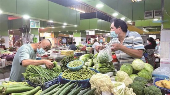 無錫市民在沁揚市場和往常一樣購買農(nóng)副產(chǎn)品。宗曉東攝