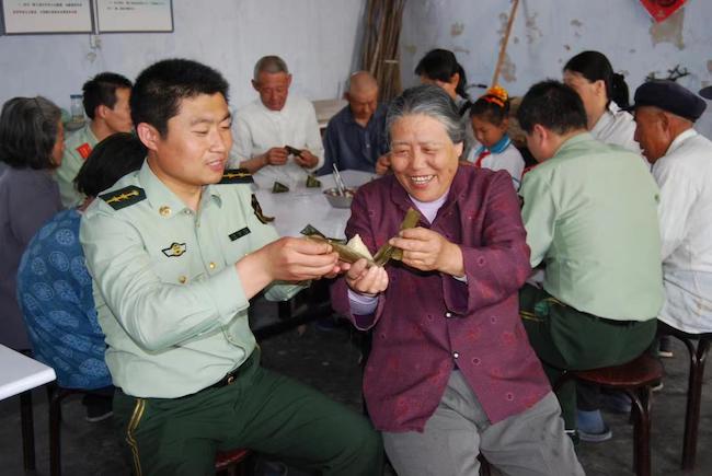 趙德恒與孤寡老人共度端午佳節(jié) 。 濱州市公安局海岸警察支隊岔尖派出所供圖
