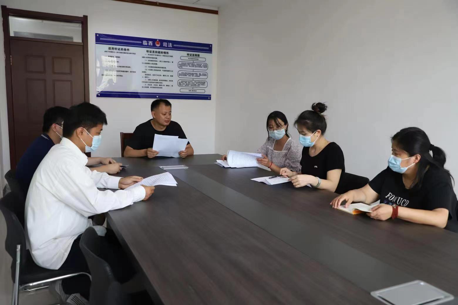邢臺(tái)市臨西縣司法局工作人員在行政復(fù)議聽證室對(duì)行政復(fù)議事項(xiàng)開展聽證問詢。 孟凡儒攝