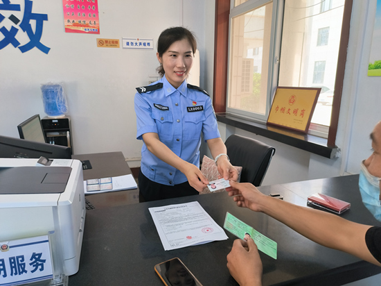 張靜正在為群眾辦理業(yè)務。 趙凱攝