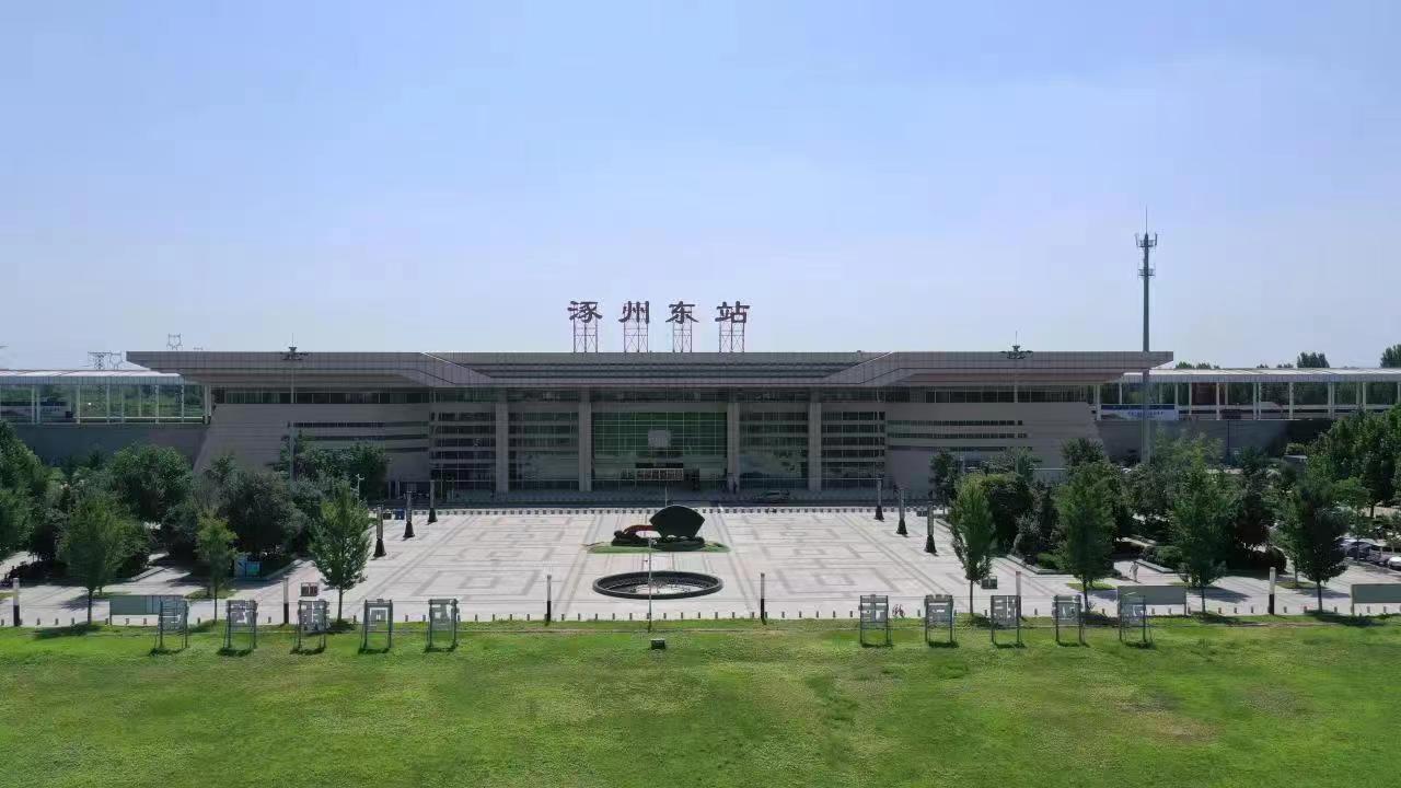 通勤專(zhuān)列高鐵始發(fā)站涿州東站。 熊華明、王聚言攝