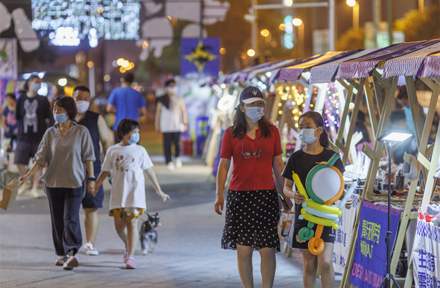 青年無限宇宙潮動(dòng)市集匯聚眾多文創(chuàng)產(chǎn)品，豐富市民夜生活。王英浩攝