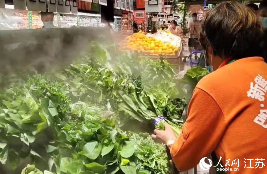 在大潤(rùn)發(fā)長(zhǎng)江北路店里，果蔬、肉蛋等生活必需品種類齊全，供應(yīng)充足，市民正有序選購(gòu)。無(wú)錫市委網(wǎng)信辦供圖