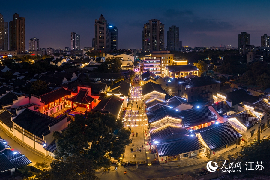 熙南里歷史文化休閑街區(qū)夜景。熙熙攝