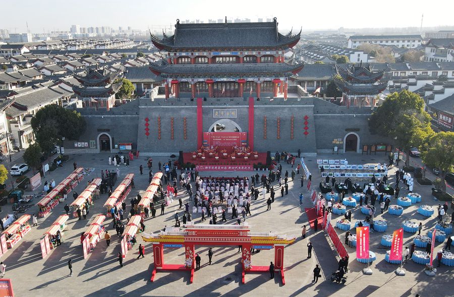 城門掛春聯(lián)，金湖沖刺“開(kāi)門紅”。陳義寶攝