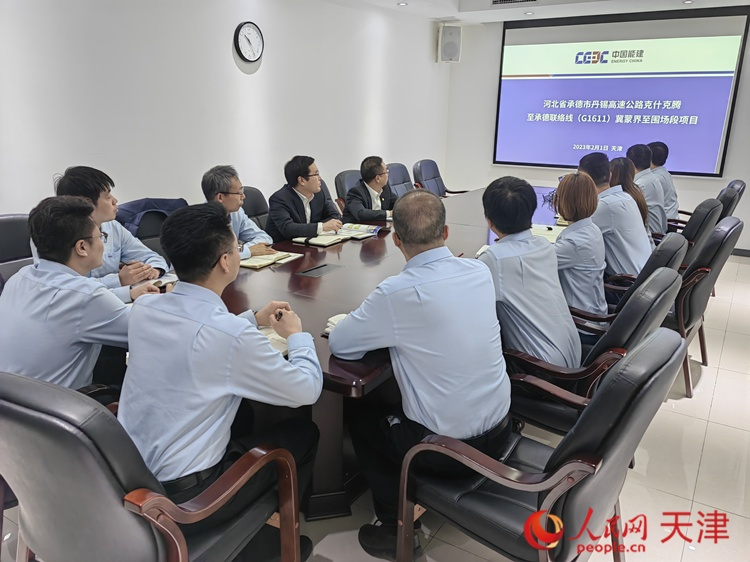 近日，中能建路橋工程有限公司領(lǐng)導(dǎo)班子成員與員工開會討論，如何根據(jù)今年的項目招聘合適的優(yōu)秀人才。  人民網(wǎng) 孫翼飛攝