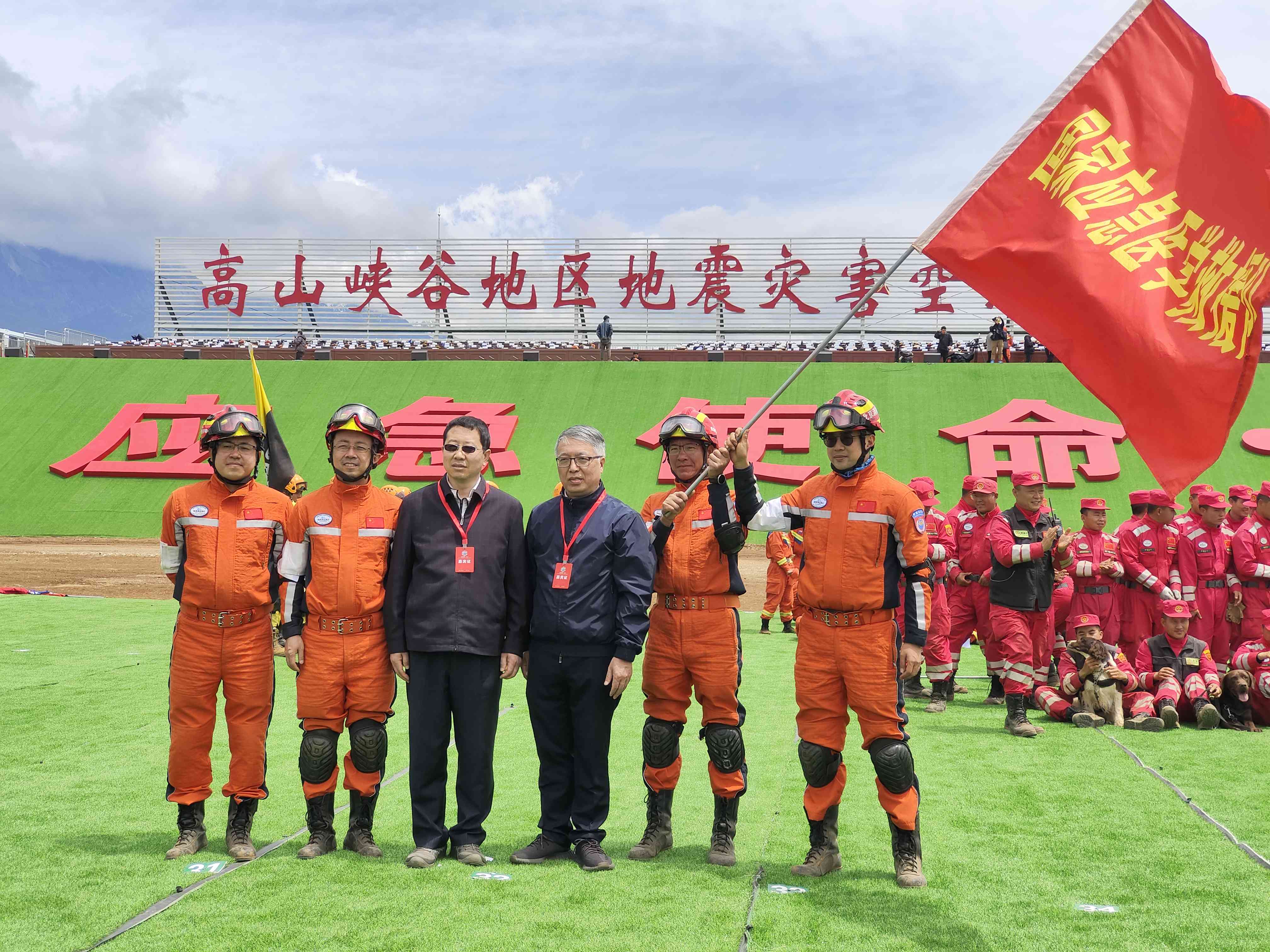 呂國(guó)忠以總領(lǐng)隊(duì)身份，帶領(lǐng)國(guó)家應(yīng)急醫(yī)學(xué)救援隊(duì)演練。受訪者供圖