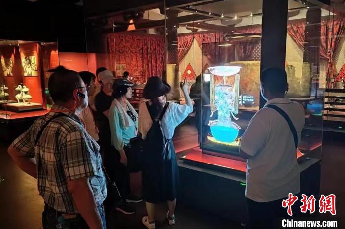 圖為臺灣新北市永和區(qū)里長聯(lián)誼會江西參訪團一行在南昌漢代?；韬顕z址博物館內(nèi)參觀展出的珍貴文物?！●樞↓?攝