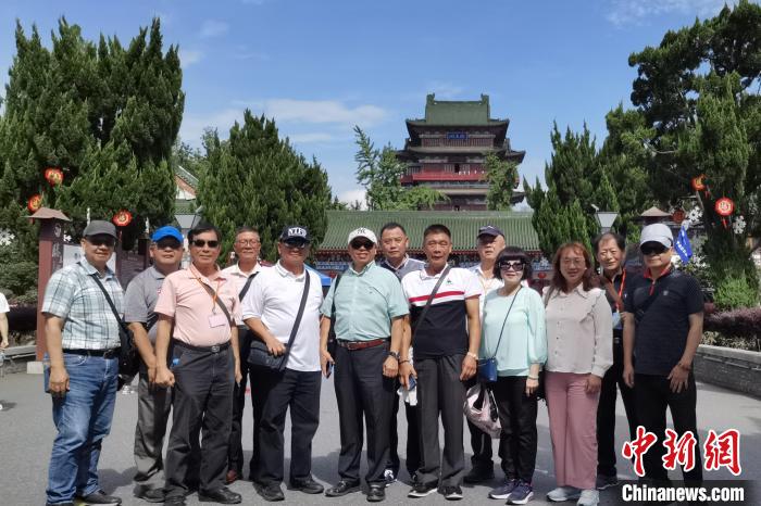圖為臺灣新北市永和區(qū)里長聯(lián)誼會江西參訪團一行在南昌滕王閣前合影?！×鴷缘?攝