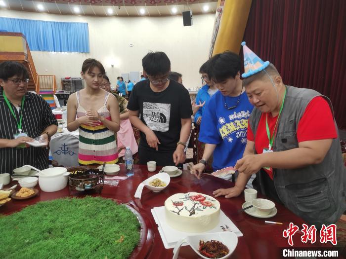 圖為內(nèi)蒙古臺(tái)辦為臺(tái)胞過(guò)生日?！±類?ài)平 攝