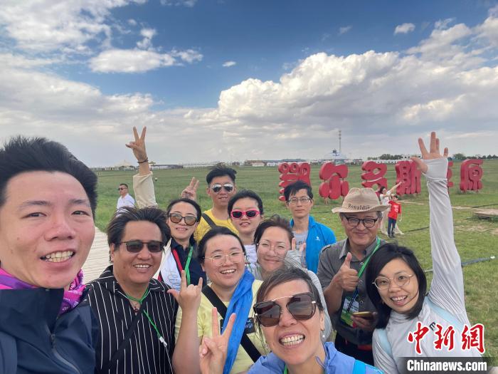 圖為臺(tái)胞在鄂爾多斯草原合影。　葉冠賢 攝