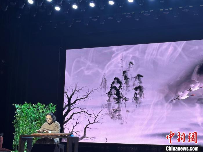 閩派古琴名家陳志強(qiáng)演奏一曲《流水》?！堺惥?攝