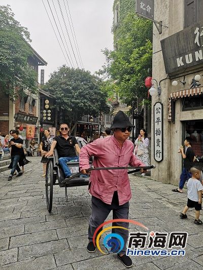 馮小剛電影公社里體驗(yàn)“黃包車”的游客。南海網(wǎng)記者 蘇靚 攝