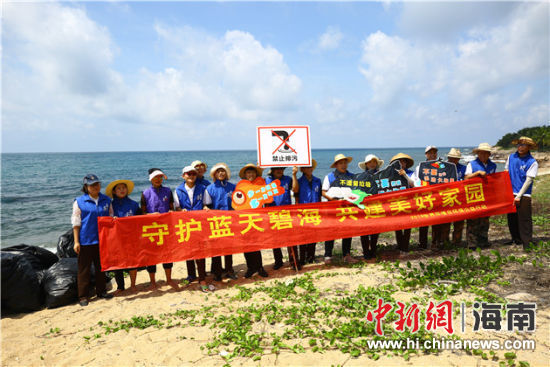 環(huán)保志愿者呼吁停止隨地扔垃圾、破壞環(huán)境等不文明行為。