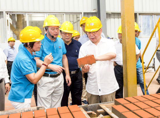 2019年6月21日下午，省長(zhǎng)沈曉明在三亞建筑廢棄物綜合利用廠，查看用建筑廢棄物綜合處理后制成的再生水泥磚。海南日?qǐng)?bào)記者 宋國(guó)強(qiáng) 攝